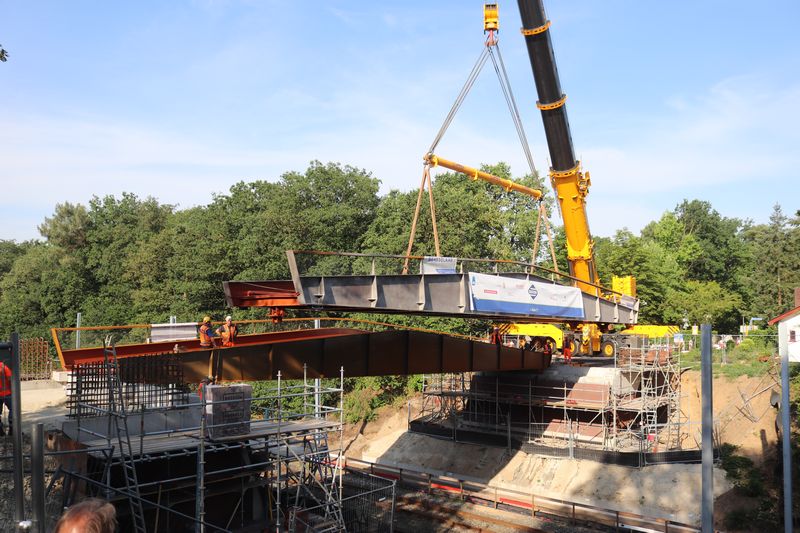 Plaatsing brug over de Maaslijn bij Molenhoek.
